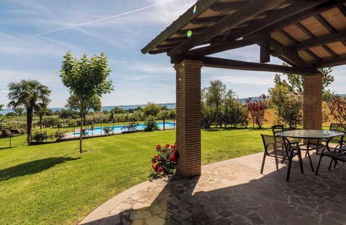 Bolsena Villa | Cosy apartment in villa for 12 guests with WIFI, pool, TV and terrace