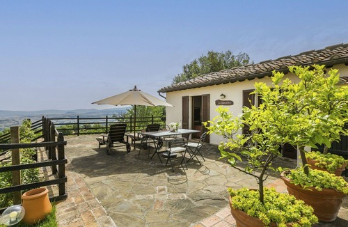 Sasso dʼOmbrone Villa | Cosy apartment in villa for 2 guests with pool, WIFI, A/C, patio and panoramic view