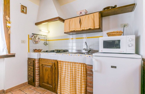 Suvereto Villa | Cosy apartment in villa for 4 guests with WIFI, A/C, pool, TV and terrace