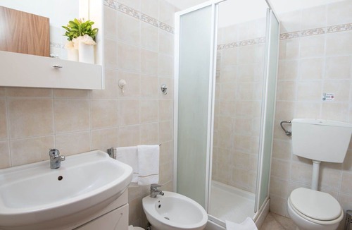 Piombino House | Cosy apartment in villa for 6 people with A/C, pool, internet, TV, terrace, pets allowed and par.