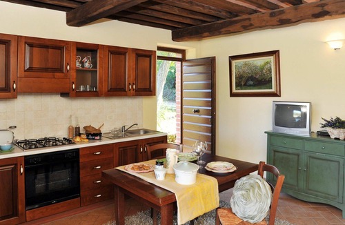 Massa Marittima Apartment | Cosy apartment for 4 people with pool, WIFI, TV, patio and pets allowed