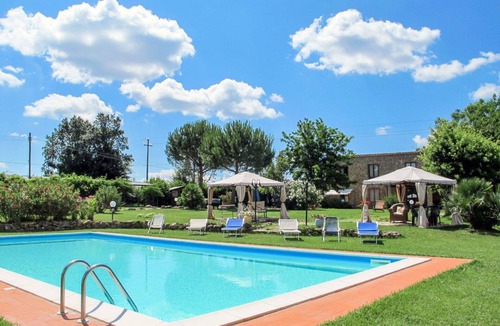 Massa Marittima Apartment | Cosy apartment for 4 people with WIFI, pool, TV, patio and pets allowed