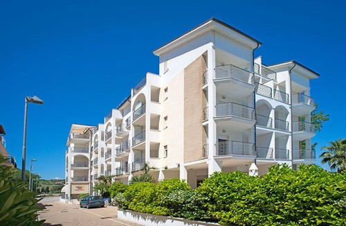 Tortoreto Lido Apartment | Cosy apartment for 4 people with pool, WIFI, A/C, TV, terrace and pets allowed