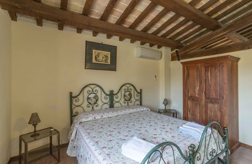 Agello Bed & Breakfast | Cosy room with A/C, WIFI, pool, TV, patio, pets allowed and panoramic view, close to Perugia