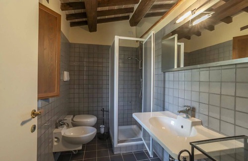 Agello Bed & Breakfast | Cosy room with A/C, WIFI, pool, TV, patio, pets allowed and panoramic view, close to Perugia