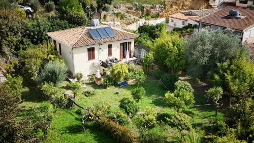 Noto Marina House | Cottage - Sleeps 4 - Parking - Garden