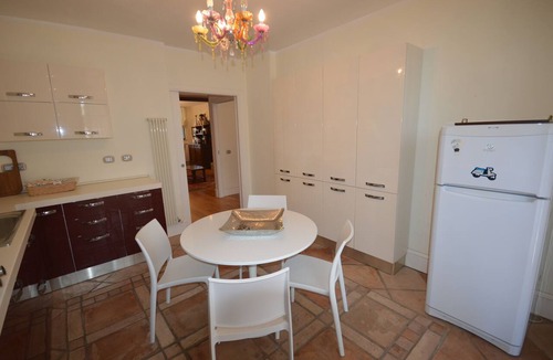 Latina House | Cozy Villa with a Pool and Tennis Court, 300 meters from Lake Fogliano