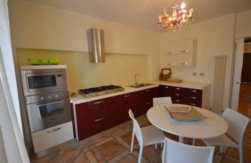 Latina House | Cozy Villa with a Pool and Tennis Court, 300 meters from Lake Fogliano