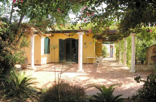 Arenella House | Detached house, 2.000m² with garden, orchard. Four-room apt 123m², ground floor.