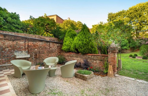 Dorsoduro Apartment | Domus Carla with Garden R&R