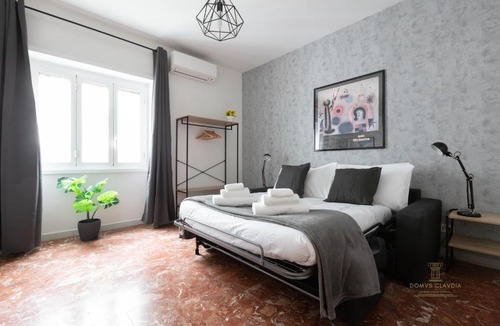 Pigneto Apartment | Domvs Clavdia - 7min to Colosseum by Metro, Station under apt, Roma, 6pax, A-C