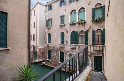 Dorsoduro Apartment | Dorsoduro Suite 1241 by Wonderful Italy