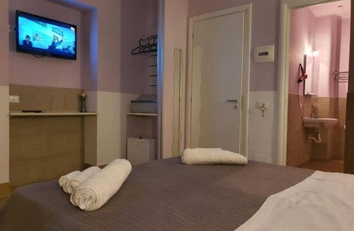 Corso dei Mille - Sant'Erasmo House | Double room, bright with a view of Palermo central station (3)
