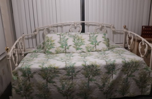 Williston House | Downtown Bungalow - Easy walking distance to Restaurants and Shops.