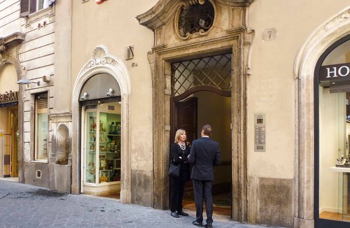 Rione III Colonna Apartment | Easy access to Rome attractions, services offered, by Italy Perfect