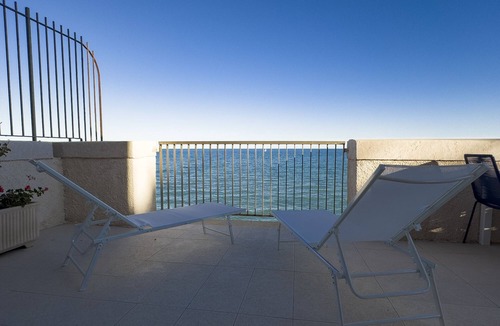 Pozzallo Apartment | Elegant apartment with sea view as far as the eye can see