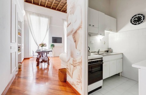 Rione III Colonna Apartment | Elegant & Historical Apt 2 Bed in Piazza di Pietra