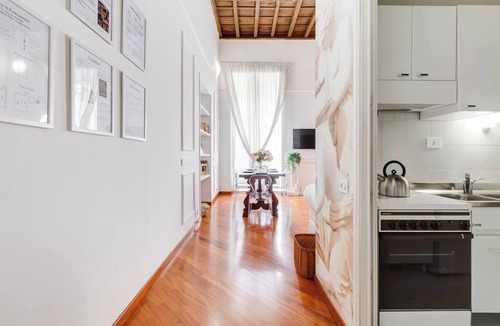 Rione III Colonna Apartment | Elegant & Historical Apt 2 Bed in Piazza di Pietra