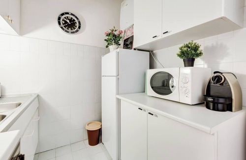 Rione III Colonna Apartment | Elegant & Historical Apt 2 Bed in Piazza di Pietra