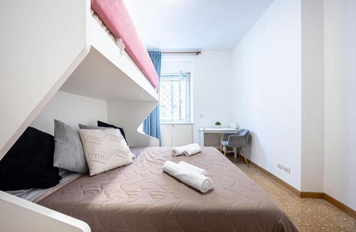 Testaccio Apartment | Elegant King Apartment in Testaccio Walk to Colosseum