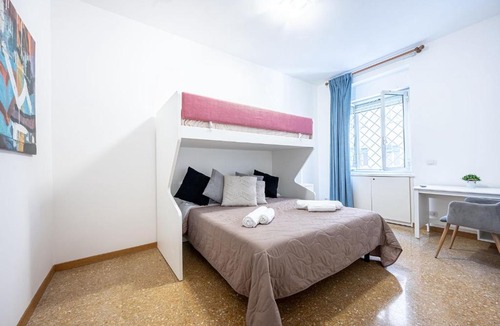 Testaccio Apartment | Elegant King Apartment in Testaccio Walk to Colosseum