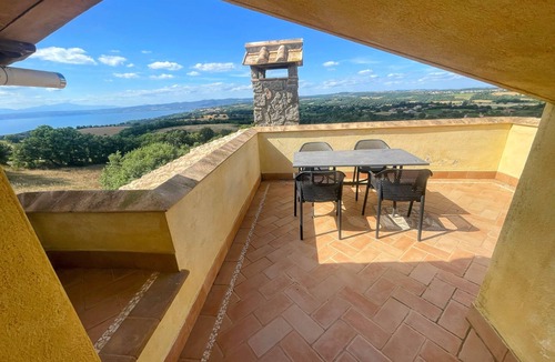 Montefiascone Villa | Fabulous villa on Umbrian hill overlooking lake - sleeps 24 - Pool and Jacuzzi