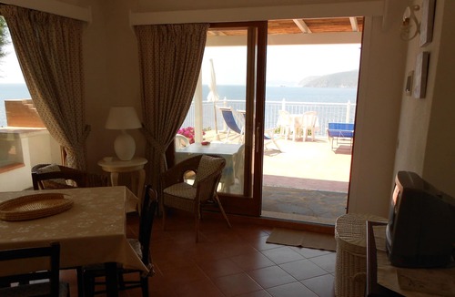 Morcone Ski Chalet | Fantastic apartment right on the beach Peducelli, Elba Island