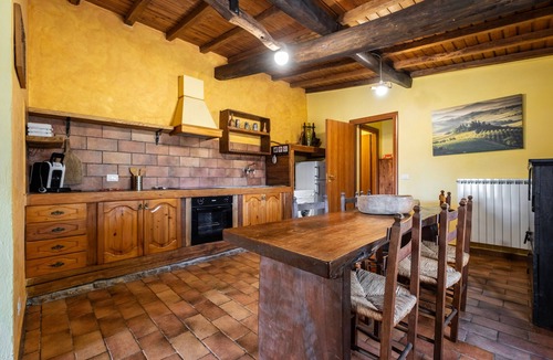 Pitigliano House | Farmhouse "Sasso Bianco" with Shared Pool, Private Terrace & Wi-Fi