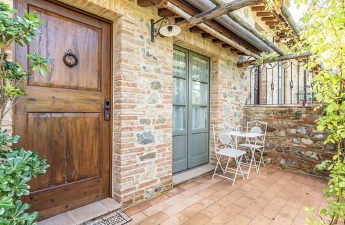 Montepulciano Hotel | Farmhouse with saltwater pool overlooking Montepuciano Tuscany