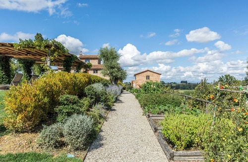 Montepulciano Hotel | Farmhouse with saltwater pool overlooking Montepuciano Tuscany