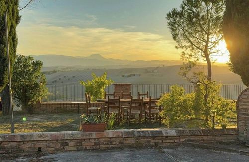 Filottrano House | Farmhouse with sauna, hot tub and mountain view