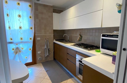 Gares Apartment | Feel at Home: Easy Access to Venice Apartment