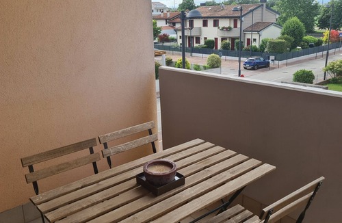 Gares Apartment | Feel at Home: Easy Access to Venice Apartment