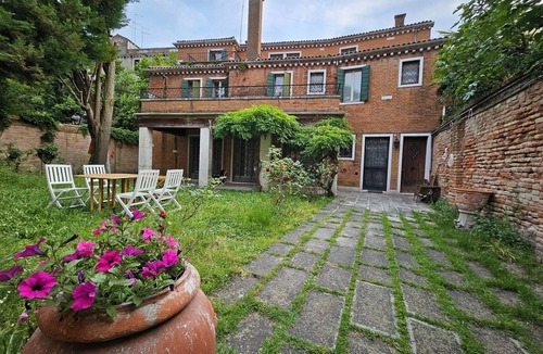 Santa Croce Apartment | Flat with garden and canal view, in Venice Town Center (San Polo neighborhood!)