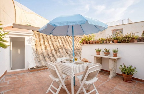 Bitonto Apartment | Floral Court 1 - Your Peaceful Retreat