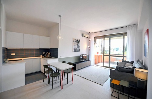 Aurelio Apartment | Francesca's Green Suite 214
