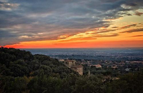 Frascati Apartment | Frascati Borgo Vista su ROMA in Piazza Stazione a 100m