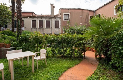 Castello Apartment | Garden Apartment - sleeps 2 guests in 1 bedroom