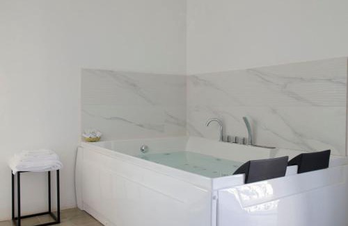Rosolini House | Garibaldi Rooms - Boutique Stay with Breakfast included - Jacuzzi available