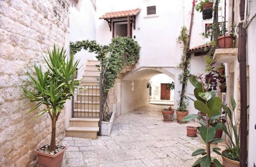 Putignano House | Gaudí's Corner: Alcoba Blanca