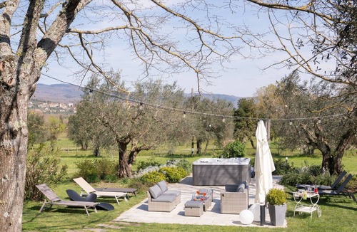 Tuoro sul Trasimeno Villa | Giano al Trasimeno house with large outdoor Jacuzzi 6/8 seats