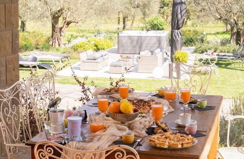 Tuoro sul Trasimeno Villa | Giano al Trasimeno house with large outdoor Jacuzzi 6/8 seats
