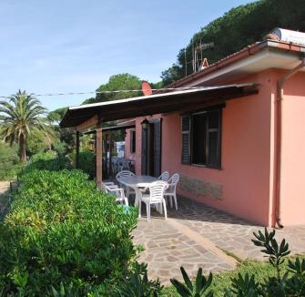 Naregno House | Graziosa Villetta di Naregno a 400 mt dal mare, bel giardino, posto auto e aria condizionata