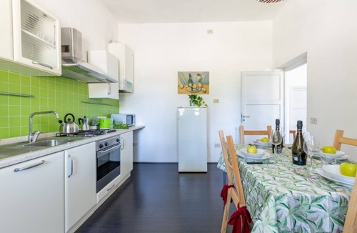 Pisa Apartment | GuestHost - Bright apartment of about 100 sqm, for 4 people, located on the first floor of a building (18 steps to access). The property is located in a strategic position, less than 10 minutes on foot from the Central Station and 15 minutes from the Air