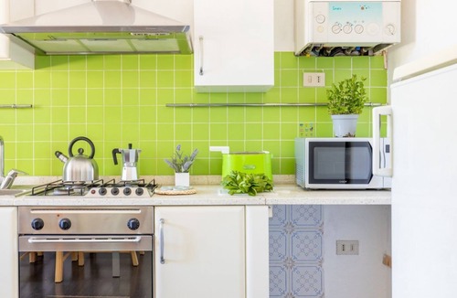 Pisa Apartment | GuestHost - Bright apartment of about 100 sqm, for 4 people, located on the first floor of a building (18 steps to access). The property is located in a strategic position, less than 10 minutes on foot from the Central Station and 15 minutes from the Air