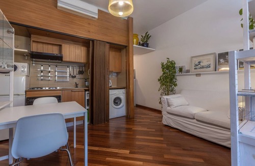 San Donato-San Vitale Apartment | GuestHost - Bright studio apartment perfect for two people, located in a building with a garden in the Cirenaica district, an area near the center equipped with all services. Located just 20 meters from the entrance to the S.Orsola Polyclinic, it is idea
