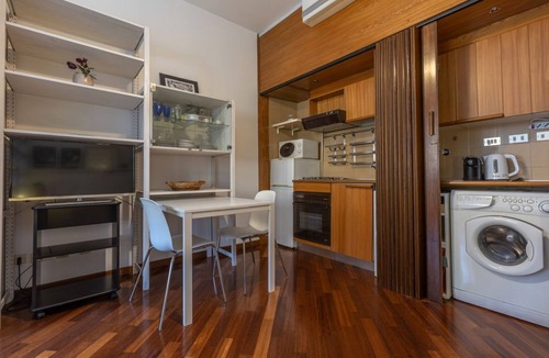 San Donato-San Vitale Apartment | GuestHost - Bright studio apartment perfect for two people, located in a building with a garden in the Cirenaica district, an area near the center equipped with all services. Located just 20 meters from the entrance to the S.Orsola Polyclinic, it is idea