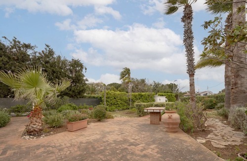 Polignano a Mare Villa | GuestHost - Charming villa of 75 square meters, ideal for hosting up to 4 people, with a garden, a large outdoor patio of 25 square meters and private reserved parking.Located in a strategic position, very close to the sea, the ring roads and the port, i