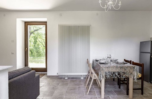 Calmazzo Apartment | GuestHost - Charming independent farmhouse of about 100 sqm, perfect for 4 people, structured on two levels (second floor accessible by stairs).The property is a Rustico dating back to the 19th century, completely renovated, and is located in the heart o