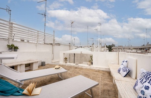 Castellana Grotte Apartment | GuestHost - Cozy double room with private bathroom and balcony, located in a period building a short distance from the center of Castellana Grotte, reachable in a few minutes on foot, but far from chaos and crowding. The accommodation boasts a privileged